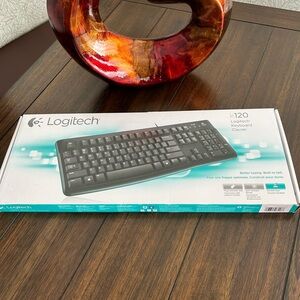 Logitech Wired Keyboard in Black